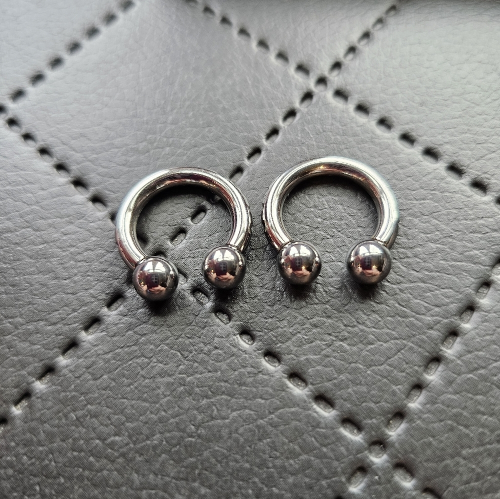 8g Horeshoe Earrings
